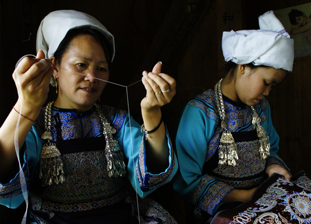 Wei Taohua making Horsetail embroidery with fellow craftspersons